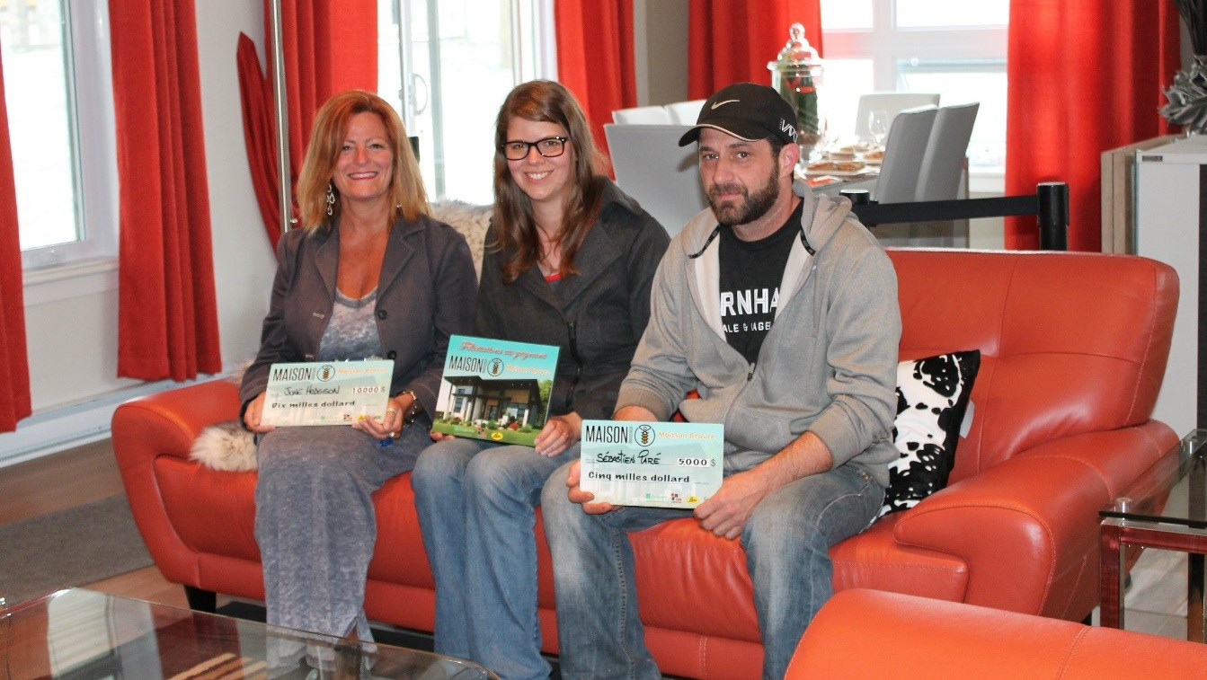 Les gagnants du tirage de La Maison Moisson Beauce 2015.
Mme June Hodgson, Mme Christine Bernier et M. Sébastien Paré.