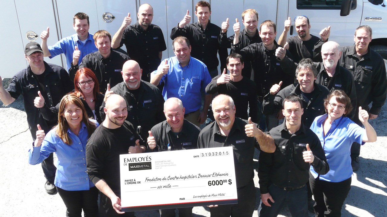Maxi-Métal et ses employés remettent 6000 $ à la Fondation Santé Beauce-Etchemin.