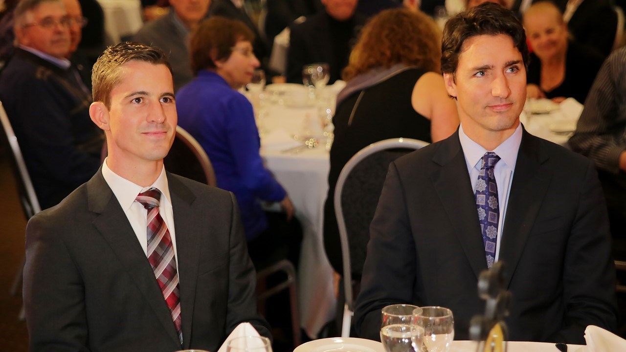 Le candidat libéral dans la circonscription de Beauce, Adam Veilleux (à gauche) et le chef du Parti libéral du Canada, Justin Trudeau (à droite)