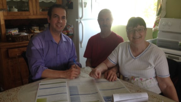 M. Éric Maheux, directeur de La Résidence Le Tremplin, procède à la signature du premier bail en compagnie des futurs locataires à St-Prosper, Madame Fernande Couture et Monsieur Jacques Fortin.