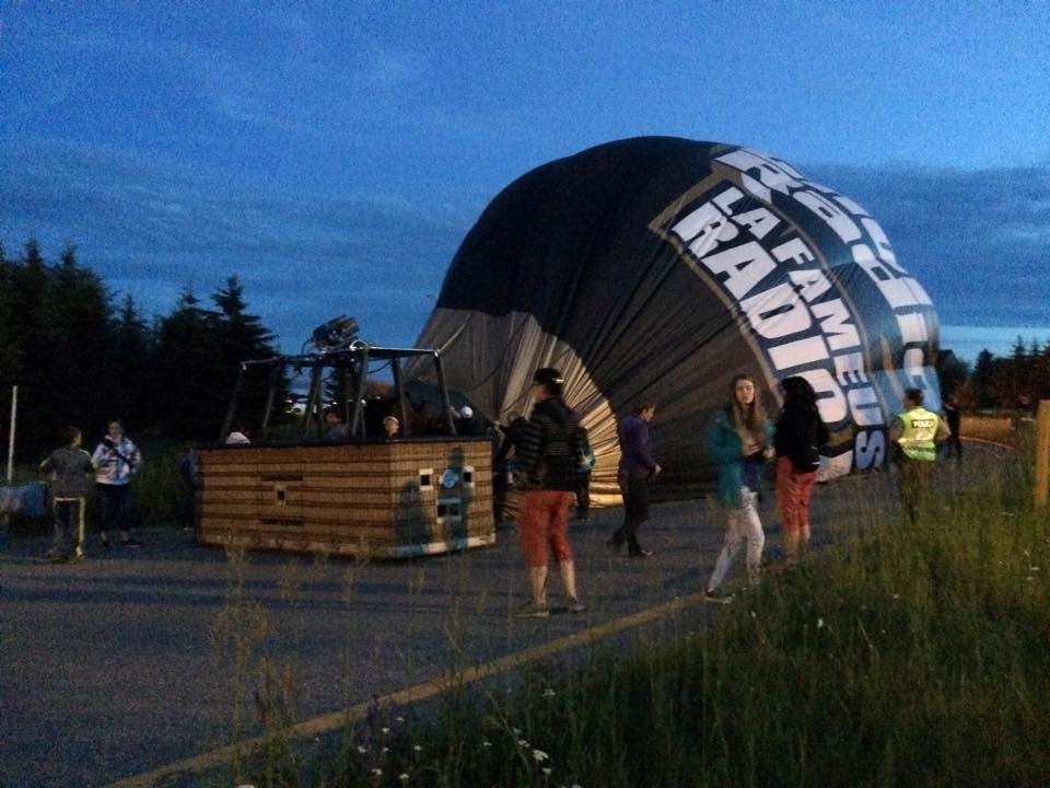 Une montgolfière atterrit sur l'autoroute 73 à Scott