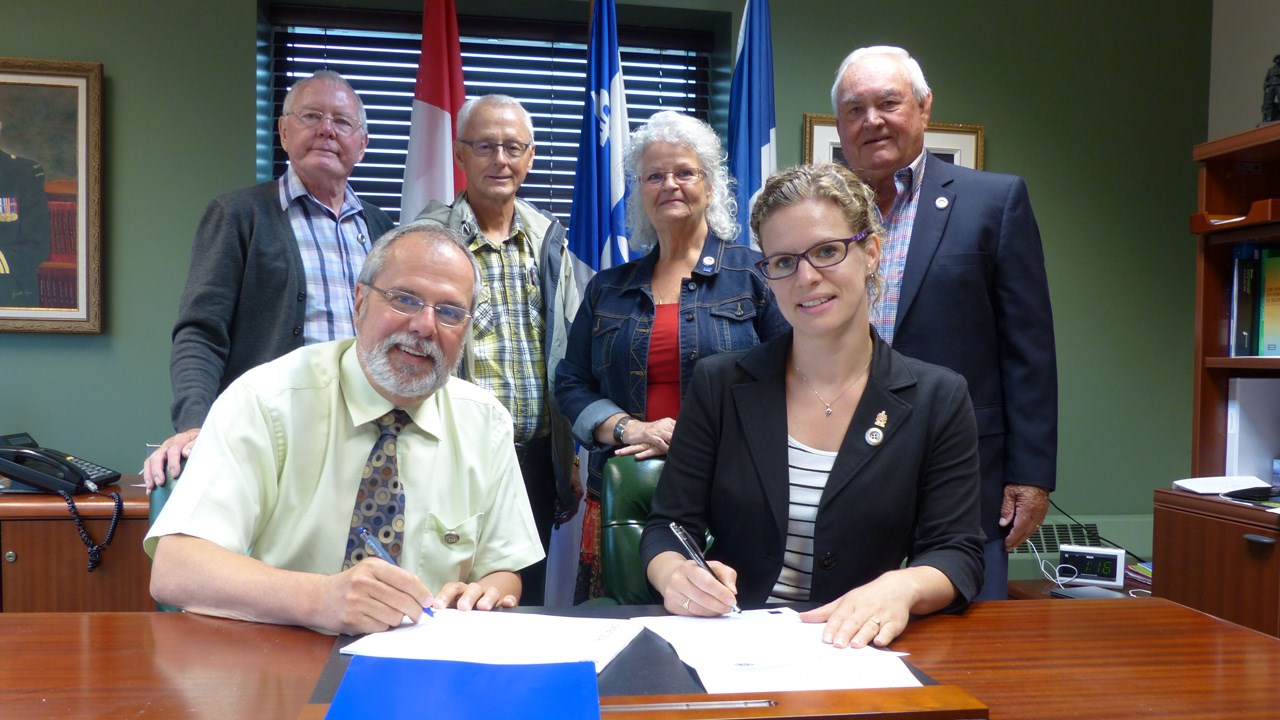 Le maire Claude Morin et la conseillère et présidente du comité de la Famille et des Aînés, Manon Bougie,en présence du président du conseil d’administration de la FADOQ- Régions de Québec et Chaudière-Appalaches Rosaire Roy, du président de la FADOQ de l’Assomption André Bolduc, de la représentante de la FADOQ secteur Beauce Danielle Morin et du président de la FADOQ de Saint-Georges Yves Caron.