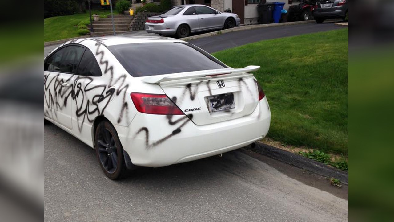 Un véhicule vandalisé à la peinture en aérosol à Saint-Georges