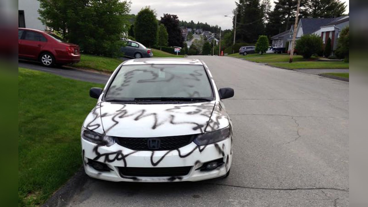 Un véhicule vandalisé à la peinture en aérosol à Saint-Georges