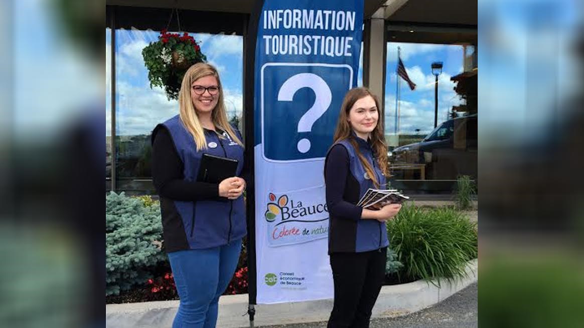Les agentes d’information touristique Patricia Poulin et Zoé Nadeau-Vachon.