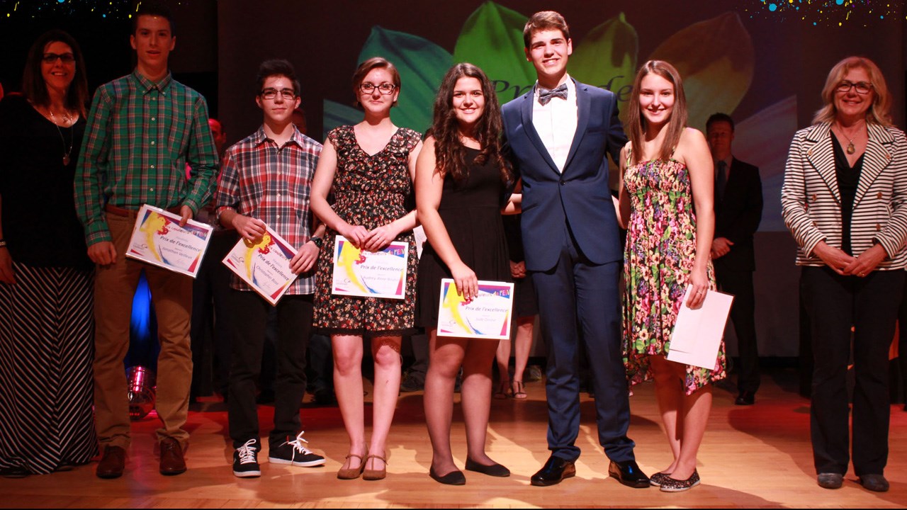 De gauche à droite, la directrice de l'ESV, les finalistes du prix de l'Excellence Suzie Lucas, Jonathan Veilleux, Christopher Bosa, Audrey-Anne Boutin, Jade Dostie, le gagnant Nicolas Blais, la finaliste Valéry Giguère et la représentante du député de Beauce-Nord André Spénard, Odette Veilleux.