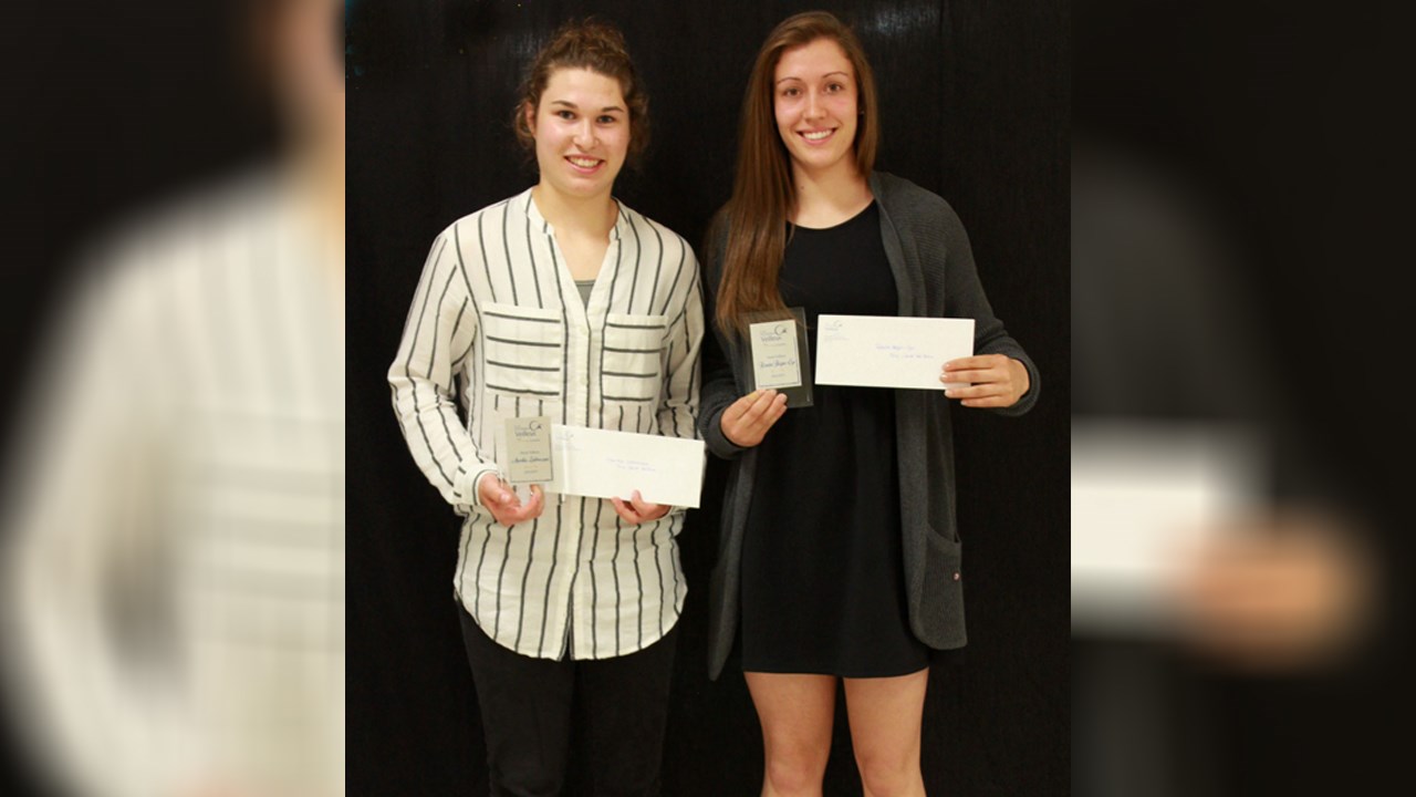 Marika Labrecque (gauche) et Rosalie Bégin-Cyr (droite) ont remporté le prix Fierté Veilleux.