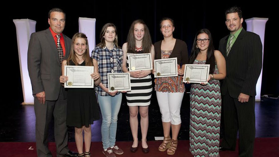 les personnalités de l'année de chaque niveau. Dans l'ordre: M. Pierre Rodrigue, directeur, Marie-Audrey Bolduc (sec.1), Alysson Turcotte (sec.2), Noémie Pomerleau (sec.3), Jennifer Gagné (sec.4), Kelly-Ann Beaudoin (sec.5) et M. Yves Roy, directeur adjoint.