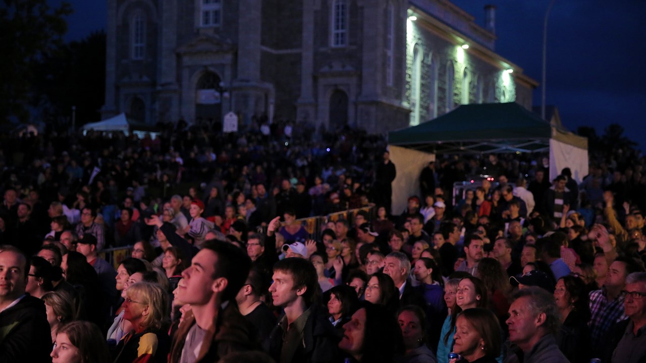 La pluie cède sa place au spectacle lors de la fête du Canada à Saint-Georges