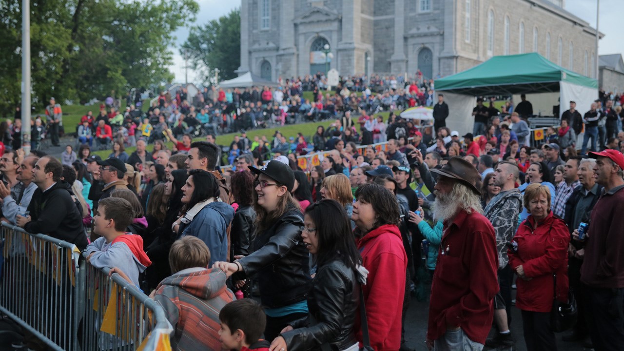 La pluie cède sa place au spectacle lors de la fête du Canada à Saint-Georges