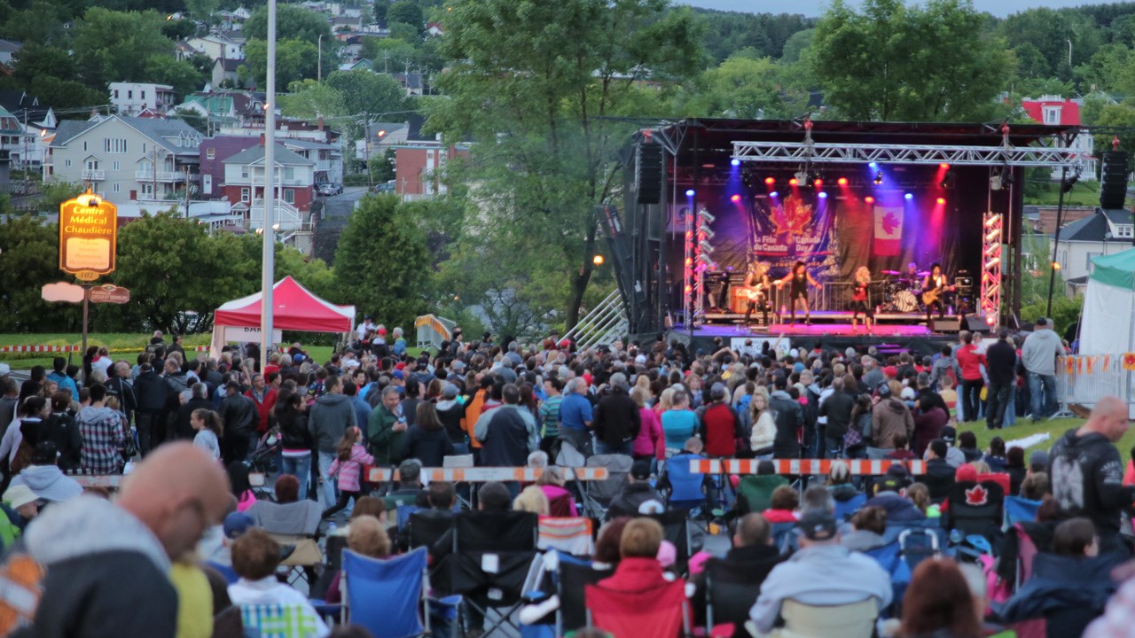 La pluie cède sa place au spectacle lors de la fête du Canada à Saint-Georges