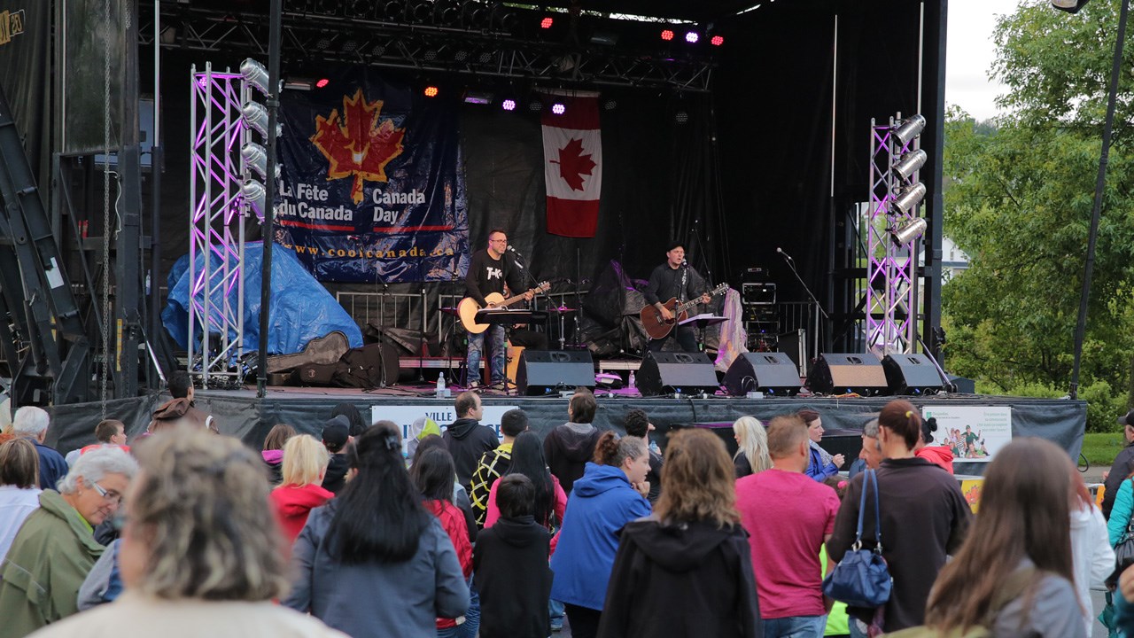 La pluie cède sa place au spectacle lors de la fête du Canada à Saint-Georges