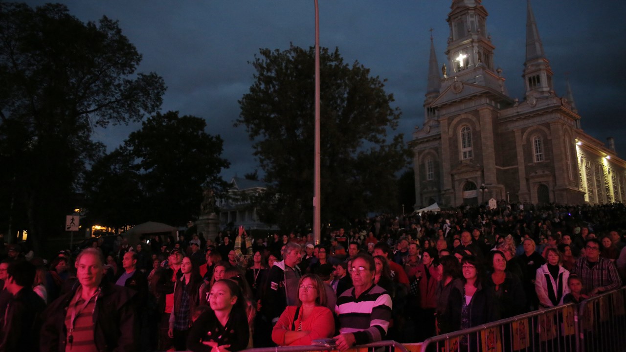 La pluie cède sa place au spectacle lors de la fête du Canada à Saint-Georges