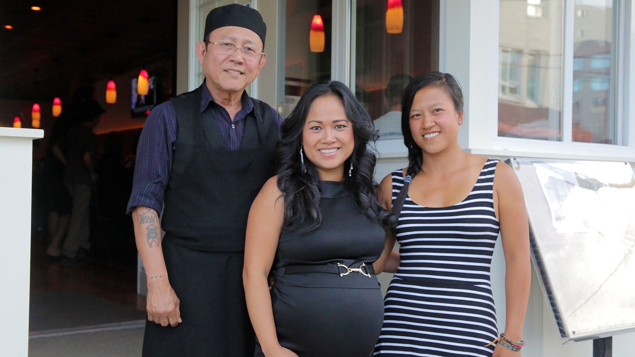 Win Le Phan (au centre), accompagnée de son père et de sa sœur lors de la soirée d'ouverture de Win Resto.