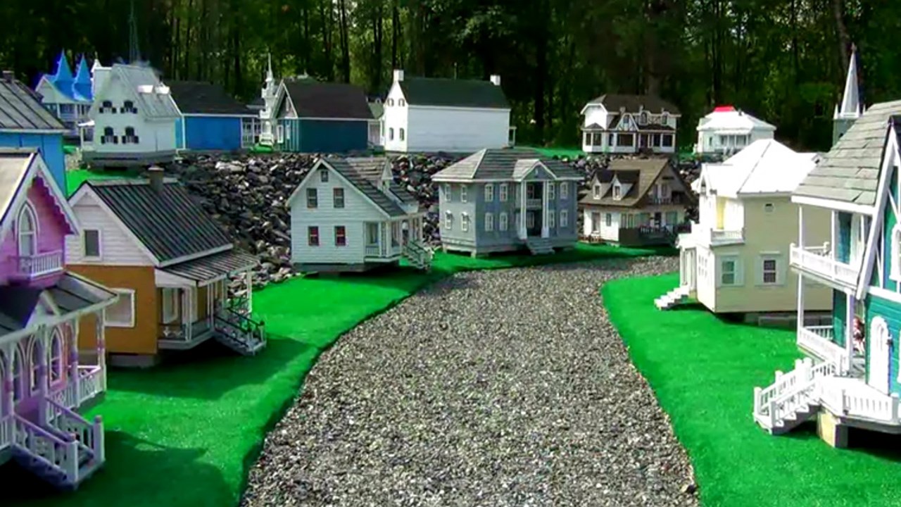 Normand DeLessard présente le village miniature Baillargeon