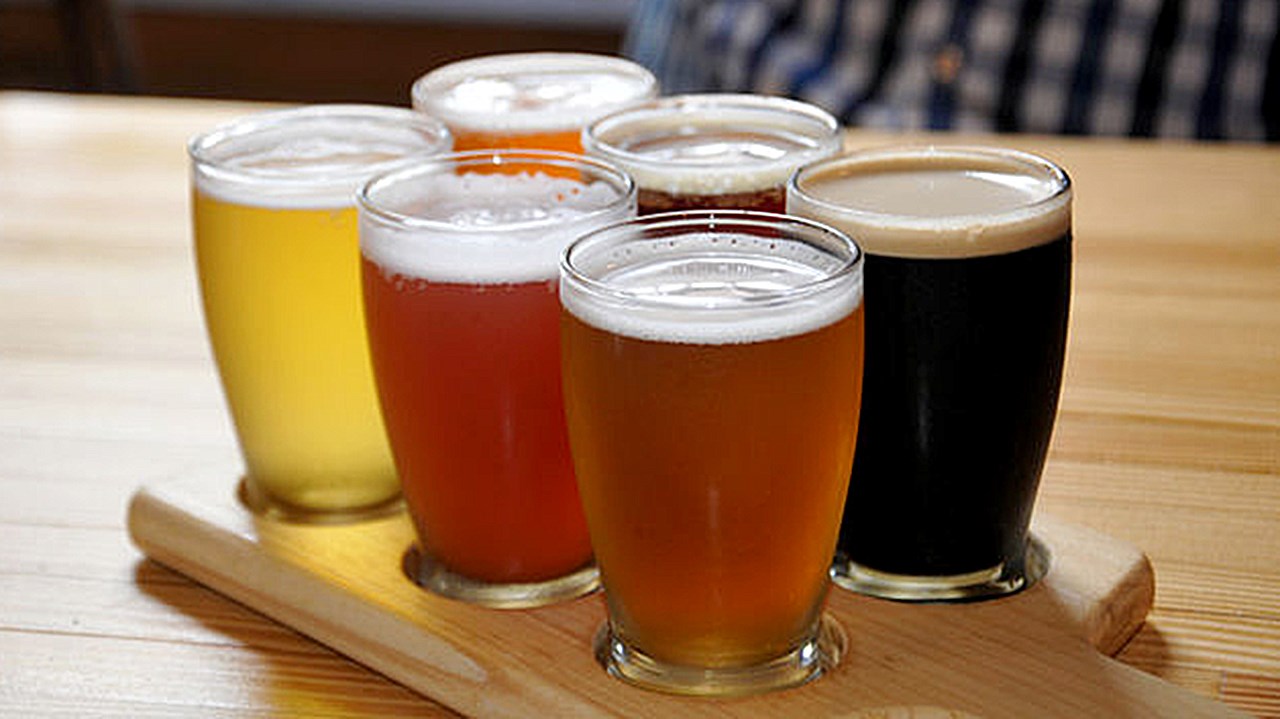 Selon l'enquête menée pour Éduc'alcool, la boisson de prédilection demeure la bière alors que 28 % en consomment une fois par semaine ou plus.