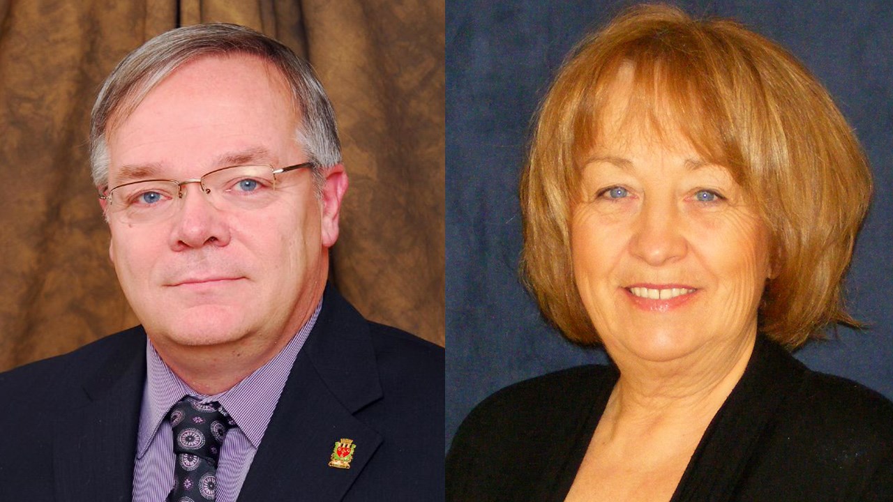 Luc Provençal, maire de Beauceville, et Madeleine Poulin, greffière à la municipalité, mettent leur tête à prix pour le Défi têtes rasées Leucan.