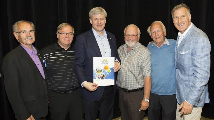 le préfet de la MRC Robert-Cliche, M. Jean-Roch Veilleux ; le maire de la Ville de Beauceville, M. Luc Provençal ; le premier ministre du Canada, l’honorable Stephen Harper ; le coprésident de la campagne de la Véloroute de la Beauce, M. Janvier Grondin ; le maire de la Ville de Saint-Joseph-de-Beauce, M. Michel Cliche ; le député de Beauce, M. Maxime Bernier