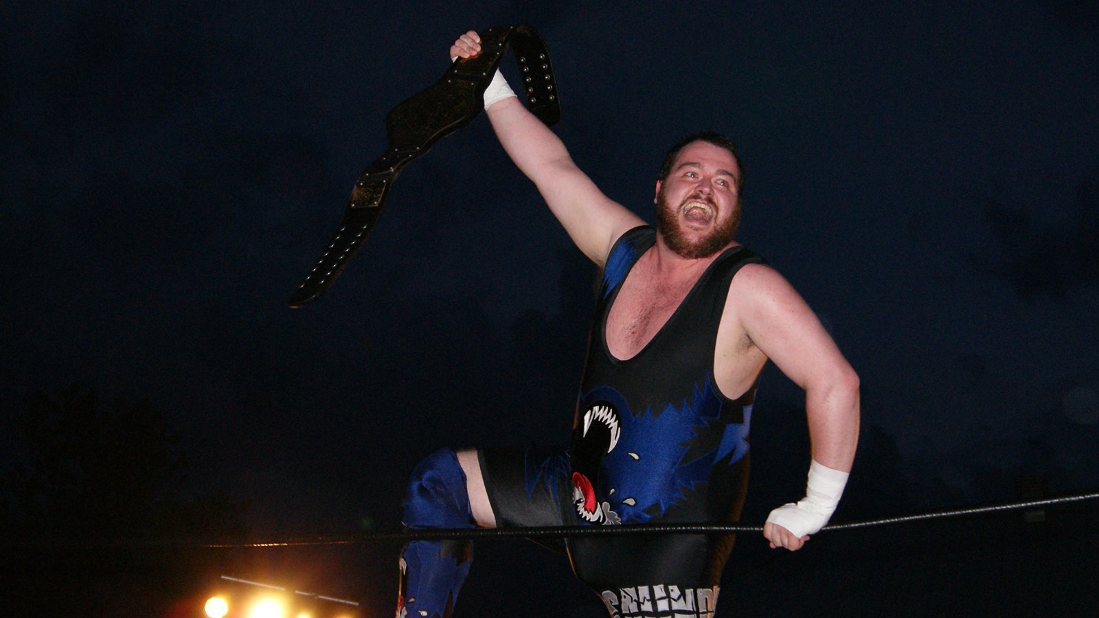 Jeff Saunders avec la ceinture de champion beauceron