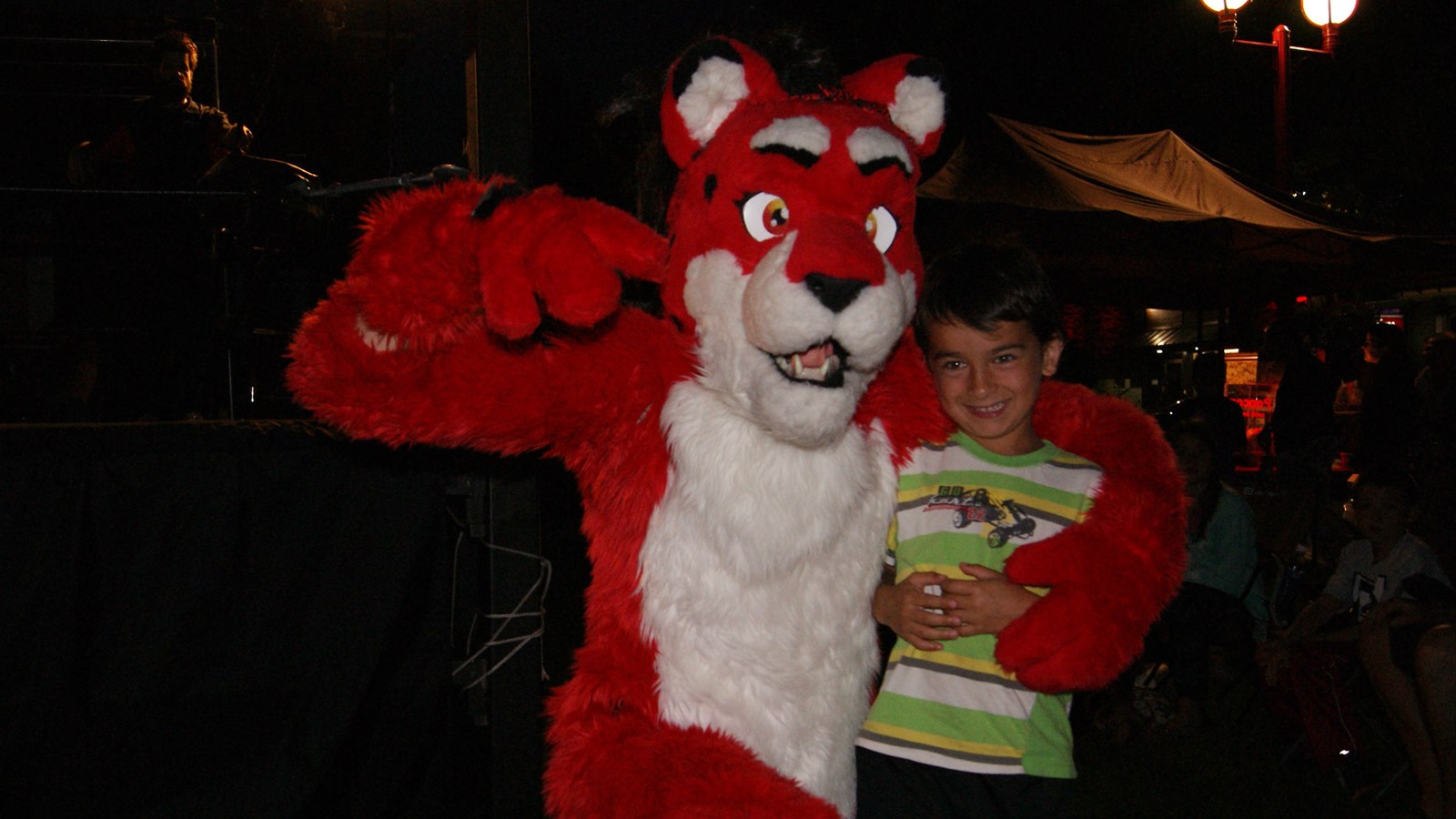 Ton le tigre et un jeune admirateur