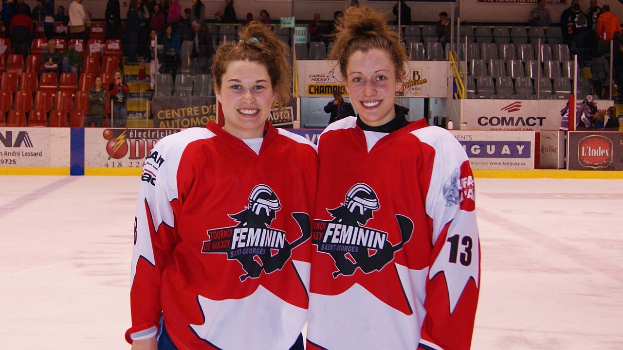 À gauche, Marika Labrecque en compagnie de Rosalie Bégin-Cyr. Ensemble, elles prendront part au camp estival 2015 de Hockey Canada.
