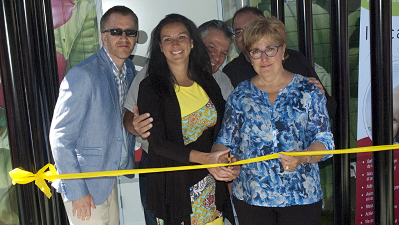 De gauche à droite: Jean-Sébastien Vogel, président de la cohorte six de l'École d'Entrepreneurship de Beauce; Nathalie Matte de Leucan; Pierre Brassard de la CSN; Céline Charbonneau et Pierre Langevin, de la direction générale du camp Le Saisonnier.