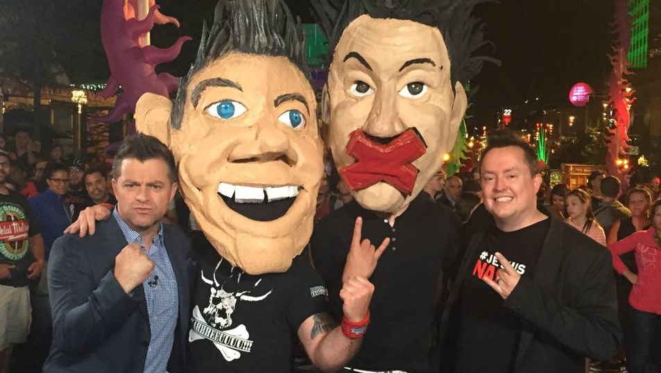 Patrick Groulx et sa mascotte (Marto Napoli) et la mascotte Mike Ward (Yannick Tremblay) et ce dernier