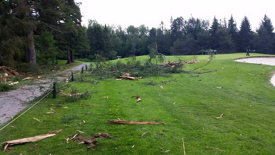 EN BREF | La foudre s'abat sur un arbre du terrain de golf de Saint-Georges