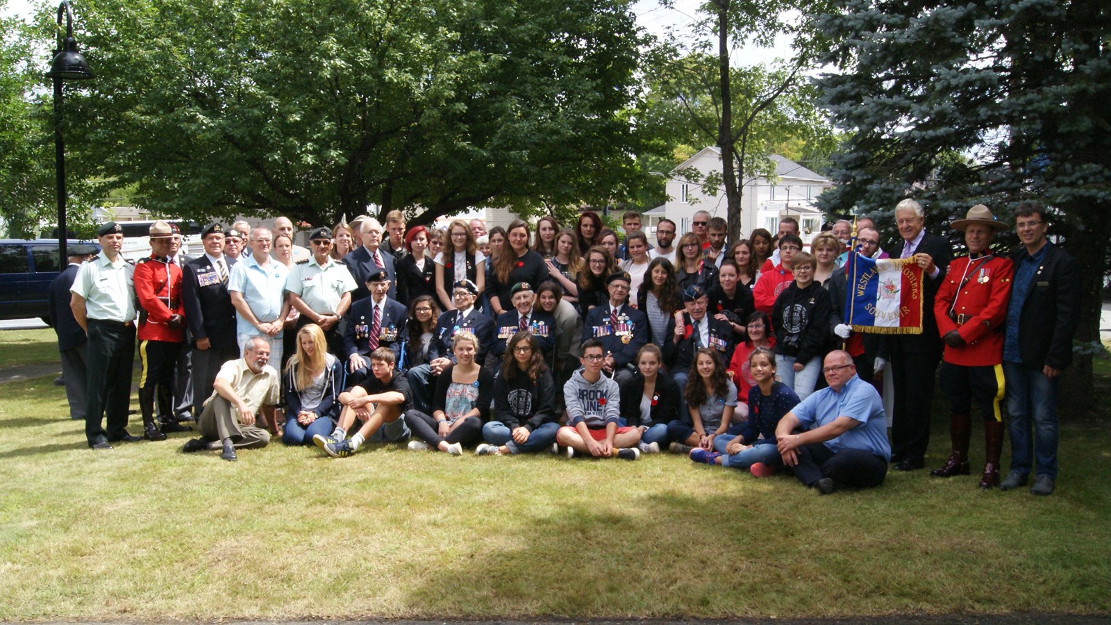 Une vingtaine de jeunes débarqués de France de l'association Westlake Brothers Souvenir se sont rendus à Beauceville aujourd'hui pour commémorer le débarquement en juin 1944 des soldats canadiens en Normandie.