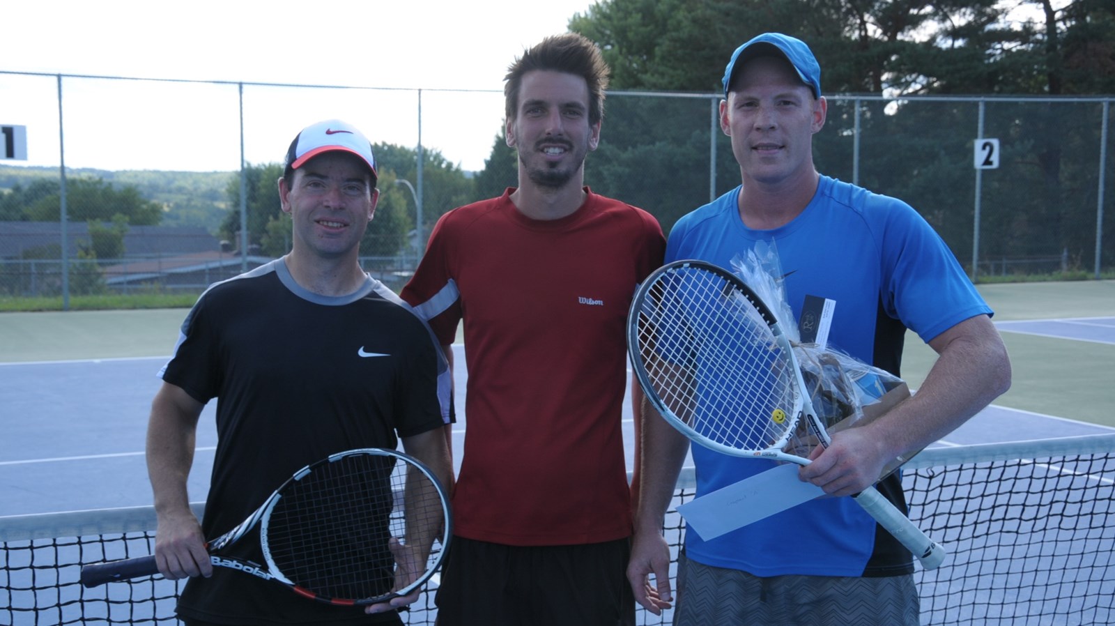 Le joueur de hockey professionnel Stéphane Veilleux a remporté la catégorie Homme A et a remis sa bourse au Tennis de Beauce pour venir en aide au développement des jeunes joueurs.