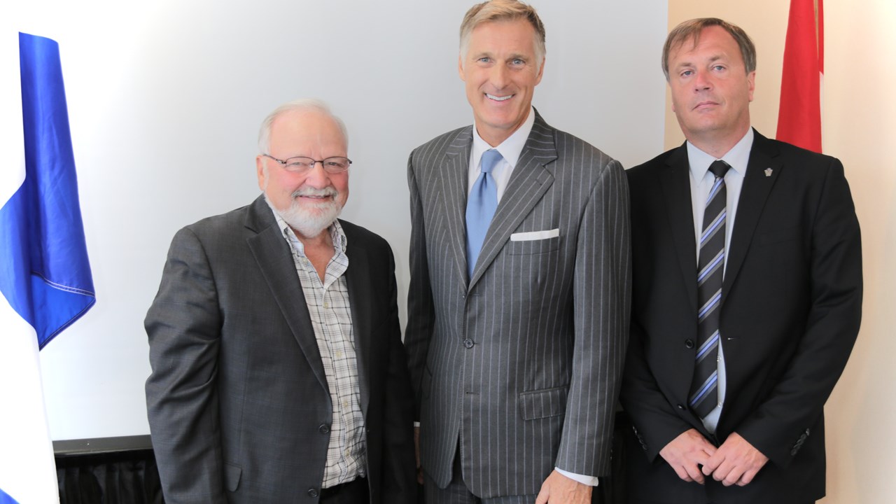 Afin d’obtenir les résultats escomptés en vue du prochain scrutin, Maxime Bernier s’est entouré de deux co-présidents de campagne biens connus dans la région, soit Janvier Grondin (à gauche) et Dany Quirion (à droite).