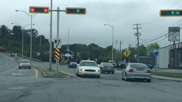 Un automobiliste qui se retrouve dans la mauvaise voie sur le Boulevard Lacroix suscite des réactions sur le Web