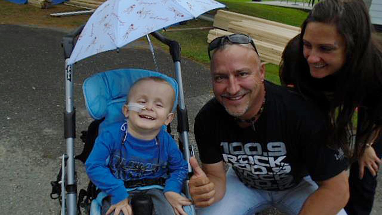 Rambo Gauthier en compagnie du petit Gregory Tanguay lors de la corvée de construction à Saint-Gédéon.