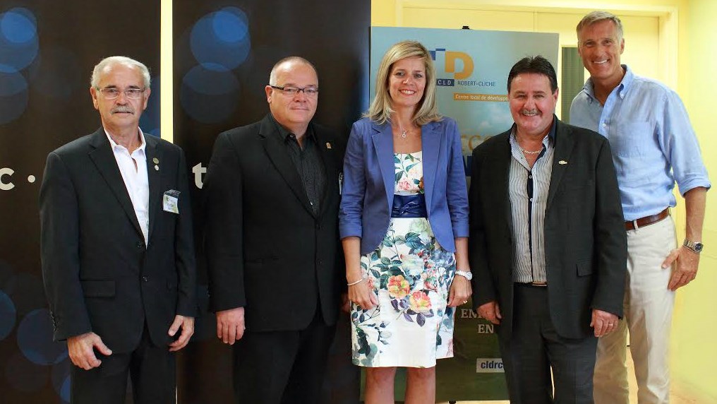 De gauche à droite: Jean-Rock Veilleux, préfet de la MRC Robert-Cliche; Luc Provençal, maire de la ville de Beauceville; Nathalie Grégoire, directrice générale de Transcontinental Interglobe; Serge Jacques, président du CLD Robert-Cliche, et Maxime Bernier, député de Beauce sortant et candidat pour le parti conservateur.
