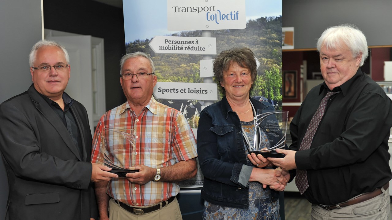 De gauche à droite: Mario Caron, DG de la MRC de La Nouvelle-Beauce, Gilles Lehoux, président de Transport Collectif de Beauce, Mme Ghislaine Doyon, secrétaire de TCB et mairesse de Saint-Jules et Gilbert Caron, DG de la MRC Robert-Cliche.