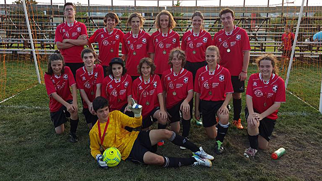 L’équipe 13-16 ans de la municipalité hôte a remporté fièrement le tournoi dans sa catégorie pour le calibre « compétitif ». 
