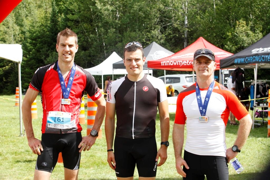 Guillaume Bilodeau (au centre) a terminé premier au duathlon individuel avec un temps de 1h05 :43.