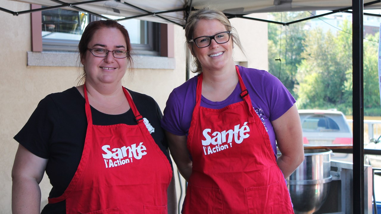 De gauche à droite: Marie-Josée Boutin, animatrice de cuisines collectives et Mélissa Martineau, animatrice de milieu en saine alimentation pour Santé l’Action !