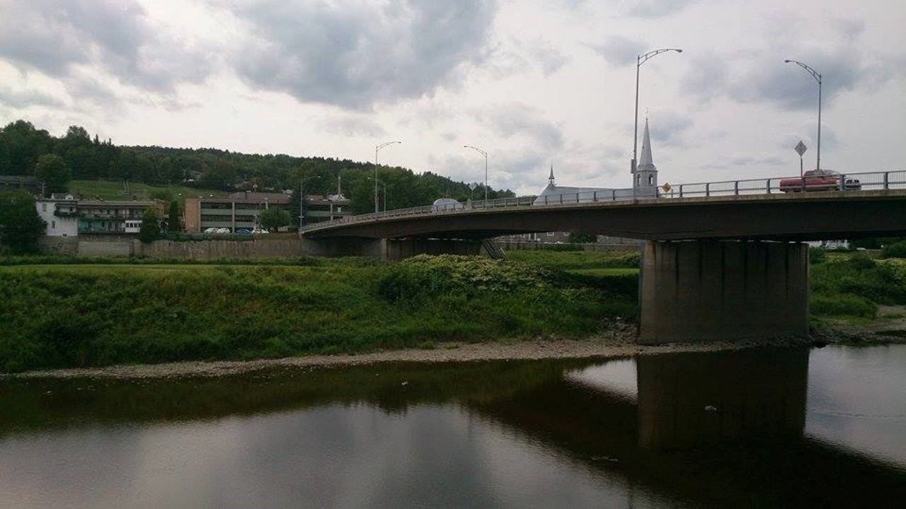 EN BREF | Un homme se blesse gravement en chutant du pont de Beauceville