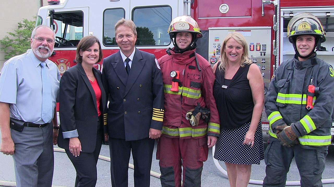 La ministre de la Sécurité publique Lise Thériault et la ministre de la Justice Stéphanie Vallée ont assisté à une démonstration du Service de la sécurité incendie de Ville de Saint-Georges qui a démontré les avantages d’utiliser la mousse afin de circonscrire un incendie.
