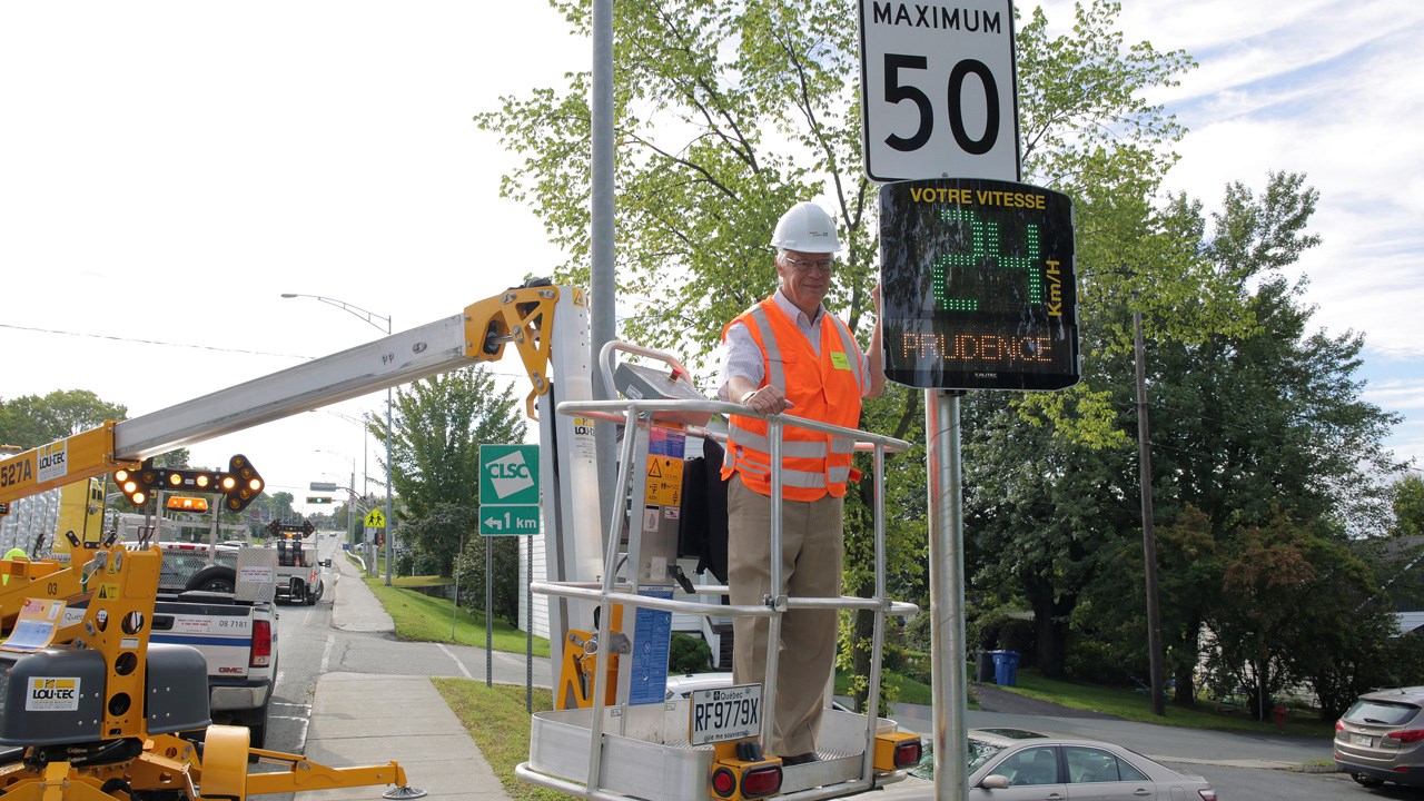 Le député de Beauce-Sud, Robert Dutil, a présenté ce panneau à affichage électronique au nom du ministre des Transports, Robert Poëti.