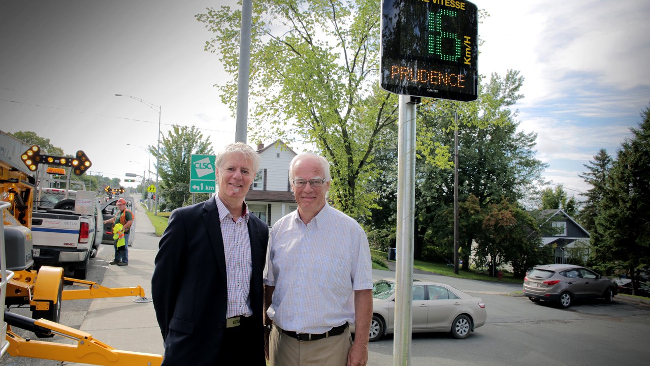 Le député de Beauce-Sud Robert Dutil, à droite, en compagnie de Richard Charpentier, directeur du MTQ en Chaudière-Appalaches.