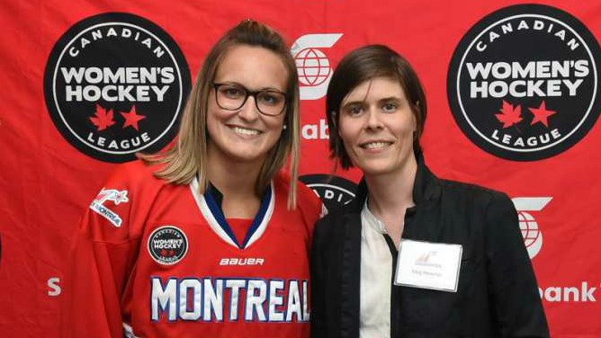Marie-Philip Poulin et la directrice générale des Stars de Montréal, Meg Hewings