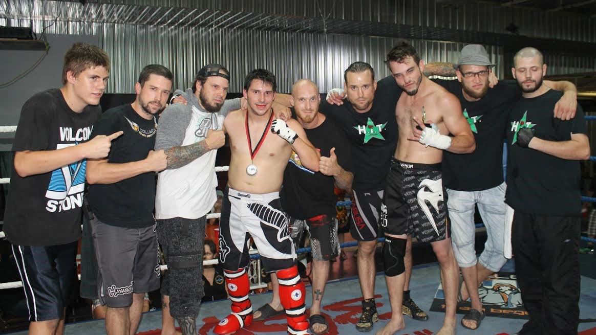 Gabriel « Wolf » Caron célèbre ses débuts en kickboxing en signant une victoire par KO 