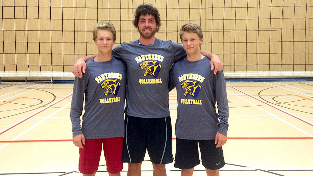 De gauche à droite: Simon Dupuis-Coutts, l’entraineur-chef des Panthères en volleyball masculin Pierre-Luc Lessard, ainsi que Philip Dupuis-Coutts.