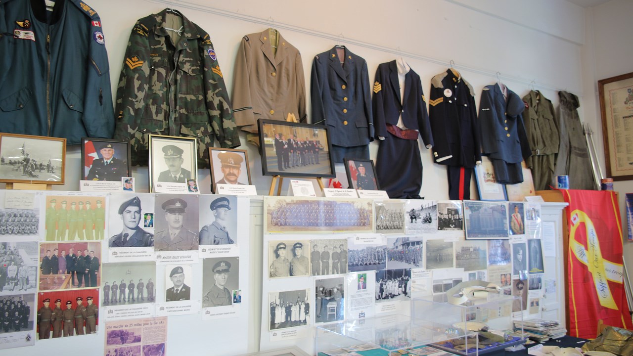 L’exposition, qui présente l’histoire militaire de la Beauce à l’aide de photos, coupures de journaux et d’un nombre impressionnant d’articles ayant appartenu à des soldats de la région, a été inaugurée en juillet 2013.