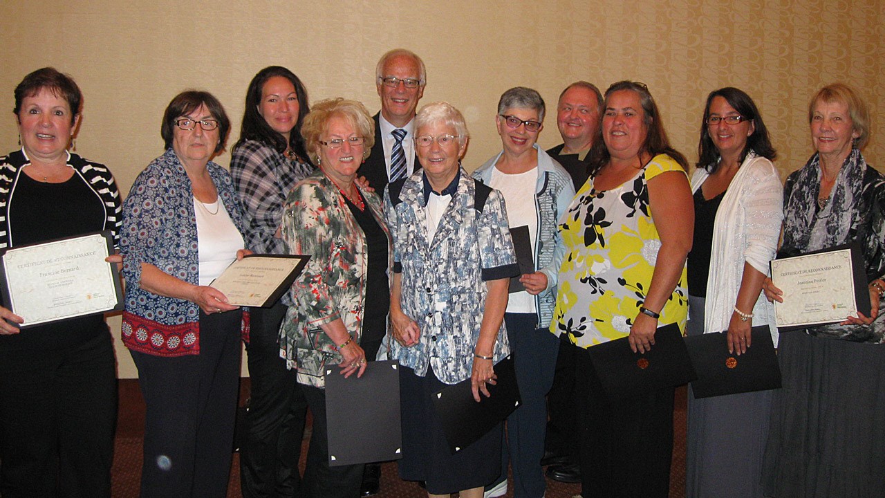 De gauche à droite: Francine Bernard (St-Théophile), Louise Rancourt (St-Martin), Marie Lessard (St-Benoit), Ginette Thibodeau (St-Honoré), Robert Dutil député de Beauce Sud, Sr. Françoise Lacasse (St-Georges), Michelle Hamel (St-Ephrem), Daniel Boulanger (La Guadeloupe), Diane Paquet (St-Côme), Nathalie Toulouse (St-Côme), Jeannine Poirier (Notre-Dame-des-Pins).