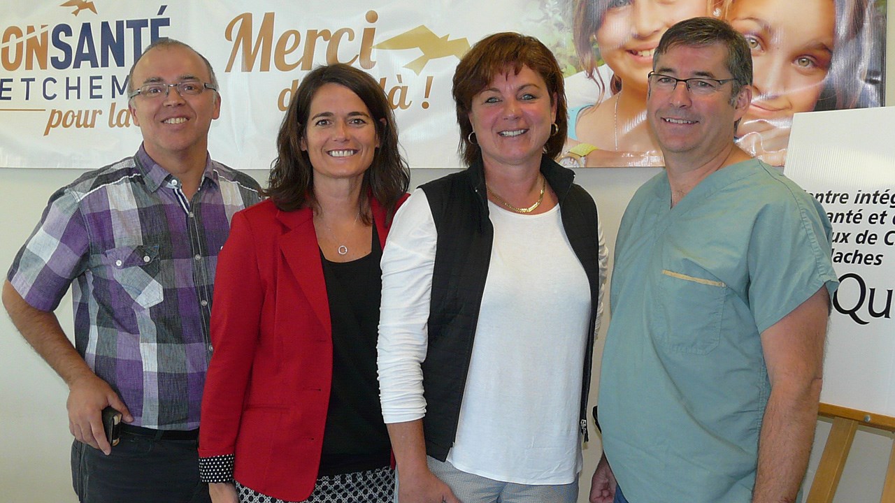De gauche à droite : Mario Poulin, Chef d’unité du Centre d’hébergement Beauceville; Marie-Claude Bélanger, Directrice générale adjointe Programme santé physique générale et spécialisée CISSS de Chaudière-Appalaches; Manon Veilleux, Présidente de la Fondation Santé Beauce-Etchemin et Dr Simon Drouin, Chirurgien à l'Hôpital de Saint-Georges.