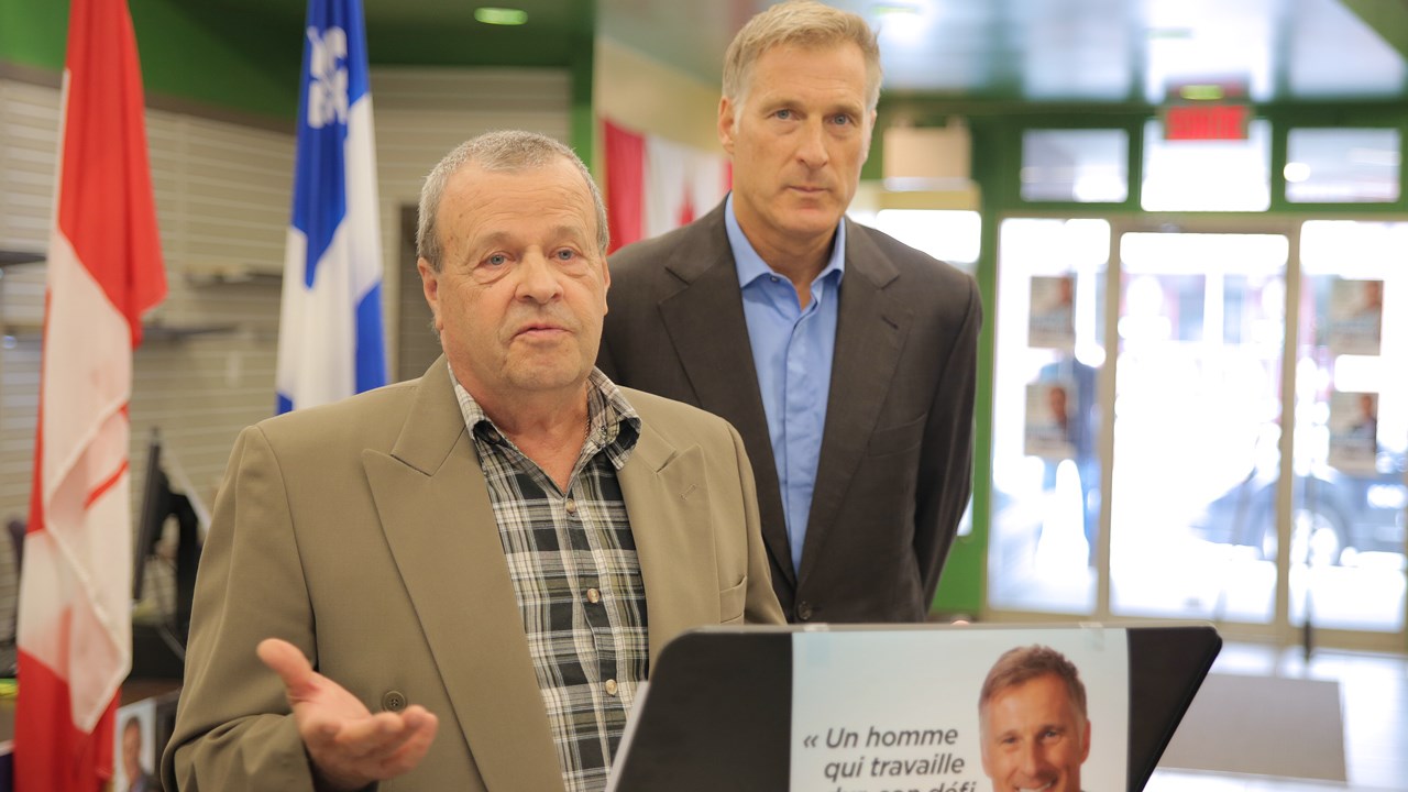 L’ex-candidat au NPD en Beauce Serge Bergeron (à gauche) donne son appui à Maxime Bernier (à droite).