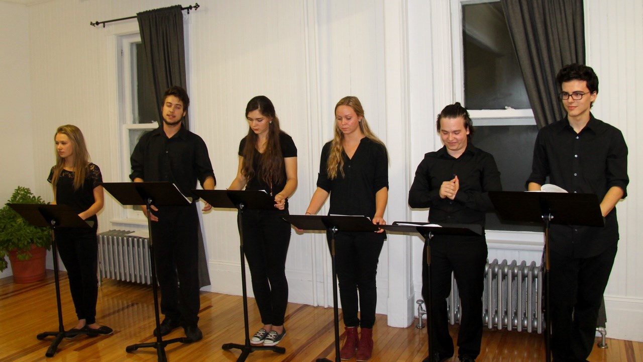 Quelques étudiants de théâtre (anciens et actuels) ont interprété des extraits de pièce afin d'inaugurer le nouveau local de théâtre en bonne et due forme.